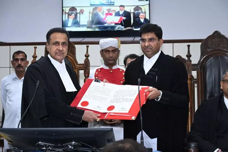 J&K के मुख्य न्यायाधीश ने दो नवनियुक्त न्यायाधीशों को शपथ दिलाई J&K के मुख्य न्यायाधीश ने दो नवनियुक्त न्यायाधीशों को शपथ दिलाई