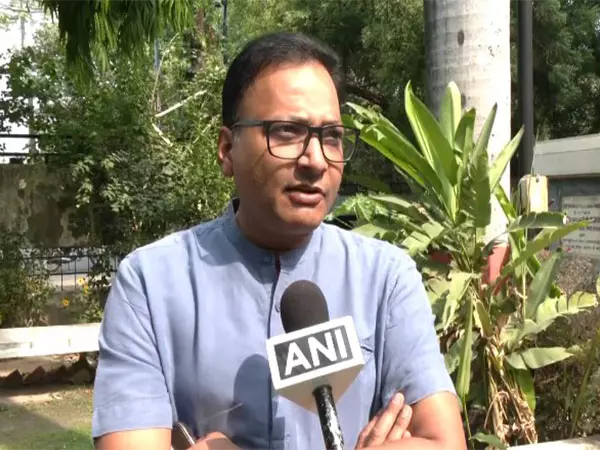 आशुतोष वर्मा ने पहलगाम हमले पर भाषणों में पाकिस्तान का जिक्र न करने पर PM मोदी और अमित शाह से किया सवाल आशुतोष वर्मा ने पहलगाम हमले पर भाषणों में पाकिस्तान का जिक्र न करने पर PM मोदी और अमित शाह से किया सवाल