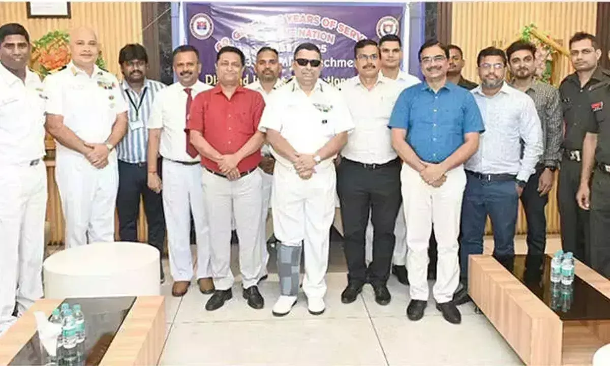 Andhra: एमसीओ ने विजाग स्टेशन पर स्वर्ण जयंती मनाई Andhra: एमसीओ ने विजाग स्टेशन पर स्वर्ण जयंती मनाई