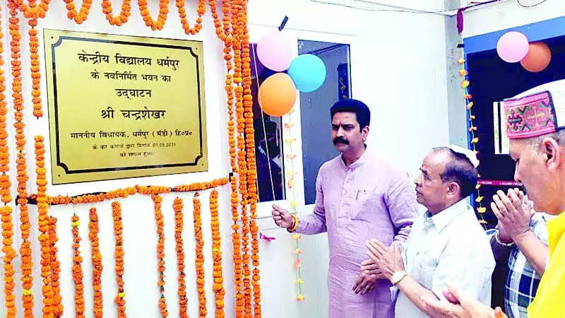 केंद्रीय विद्यालय को पांच कमरे केंद्रीय विद्यालय को पांच कमरे