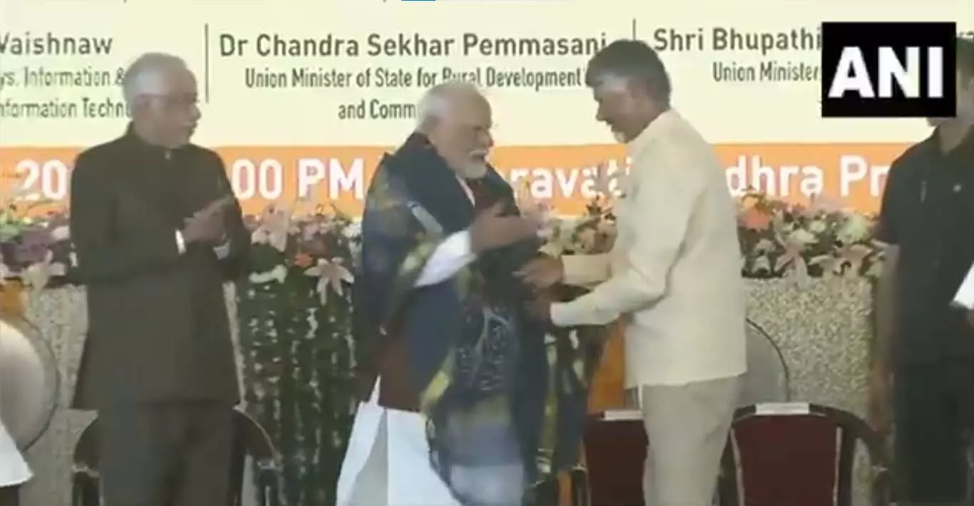 CM चंद्रबाबू नायडू ने कार्यक्रम में PM मोदी का किया स्वागत CM चंद्रबाबू नायडू ने कार्यक्रम में PM मोदी का किया स्वागत
