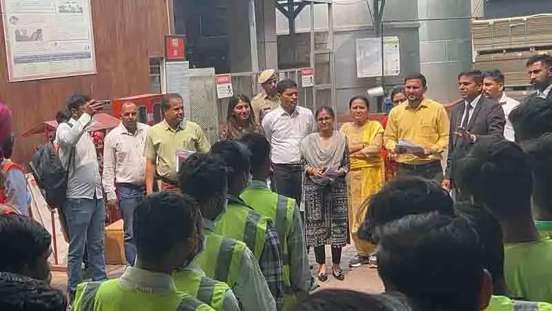 Labor Day: श्रमिकों को उनके अधिकारों के प्रति जागरूक किया गया Labor Day: श्रमिकों को उनके अधिकारों के प्रति जागरूक किया गया