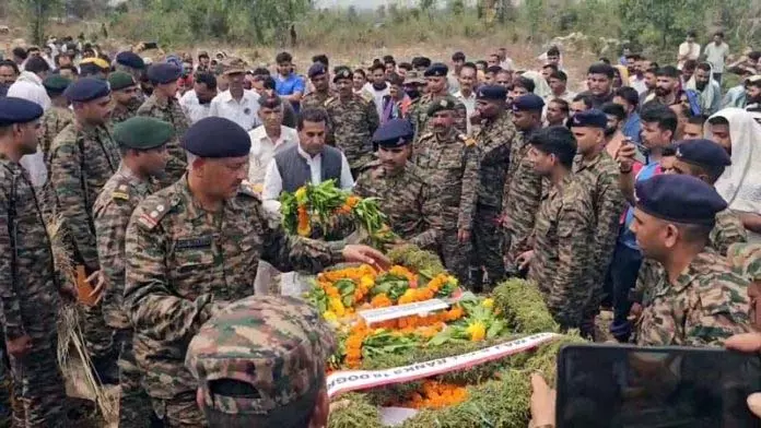 Jammu: शहीद हरीश सिंह का उनके पैतृक गांव में पूरे सैन्य सम्मान के साथ अंतिम संस्कार किया Jammu: शहीद हरीश सिंह का उनके पैतृक गांव में पूरे सैन्य सम्मान के साथ अंतिम संस्कार किया
