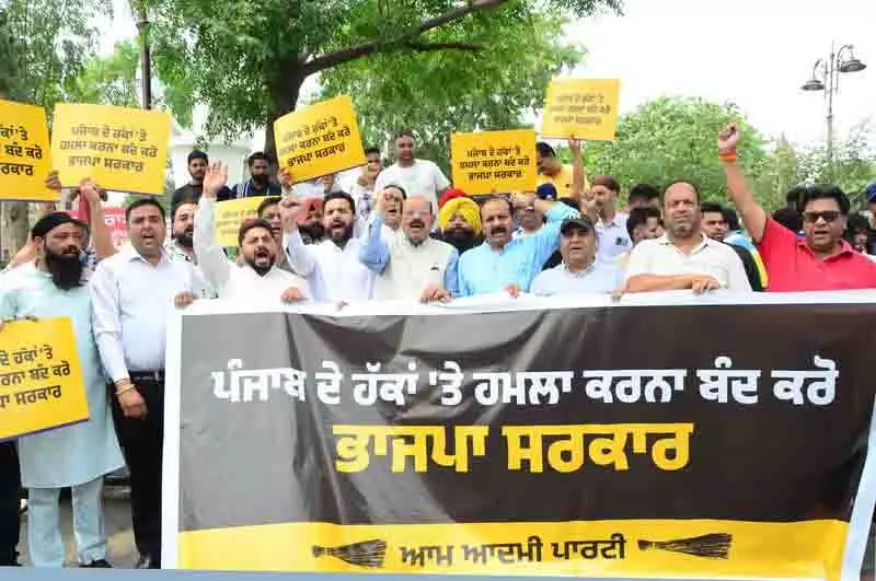Haryana को पानी दिए जाने के खिलाफ आप मंत्री ने किया प्रदर्शन Haryana को पानी दिए जाने के खिलाफ आप मंत्री ने किया प्रदर्शन