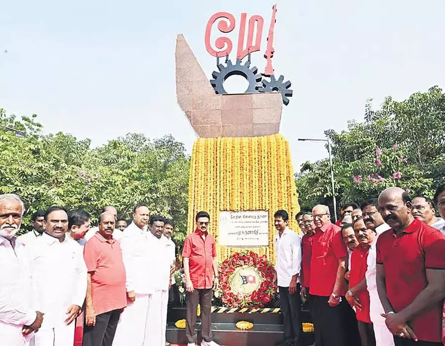 तमिलनाडु सरकार मजदूरों के कल्याण के लिए प्रतिबद्ध है: सीएम स्टालिन तमिलनाडु सरकार मजदूरों के कल्याण के लिए प्रतिबद्ध है: सीएम स्टालिन