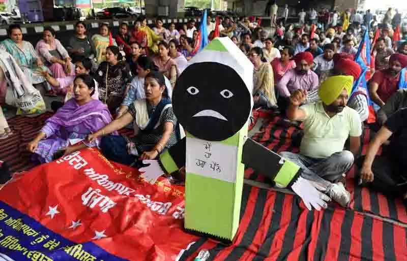 Ludhiana: कंप्यूटर शिक्षकों ने विरोध प्रदर्शन कर लंबे समय से लंबित मांगें उठाईं Ludhiana: कंप्यूटर शिक्षकों ने विरोध प्रदर्शन कर लंबे समय से लंबित मांगें उठाईं