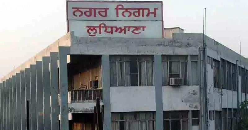 Gurdev Nagar में एमसी ने अवैध कमर्शियल निर्माण को गिराया Gurdev Nagar में एमसी ने अवैध कमर्शियल निर्माण को गिराया