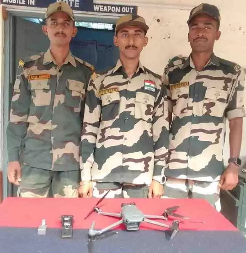 BSF ने गुरदासपुर और अमृतसर सीमा क्षेत्र में दो ड्रोन बरामद किए BSF ने गुरदासपुर और अमृतसर सीमा क्षेत्र में दो ड्रोन बरामद किए