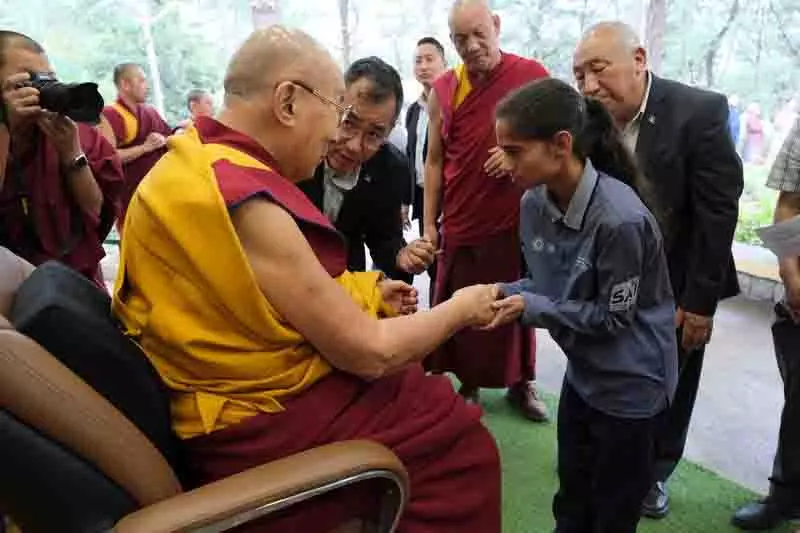 Dalai Lama ने विशेष ओलंपिक के पदक विजेता को आशीर्वाद दिया Dalai Lama ने विशेष ओलंपिक के पदक विजेता को आशीर्वाद दिया