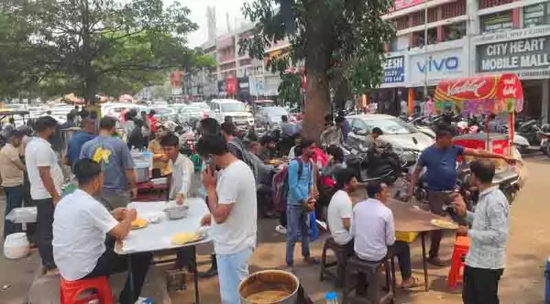 Chandigarh: शहर के पार्किंग स्थलों पर विक्रेताओं द्वारा अतिक्रमण की भरमार Chandigarh: शहर के पार्किंग स्थलों पर विक्रेताओं द्वारा अतिक्रमण की भरमार