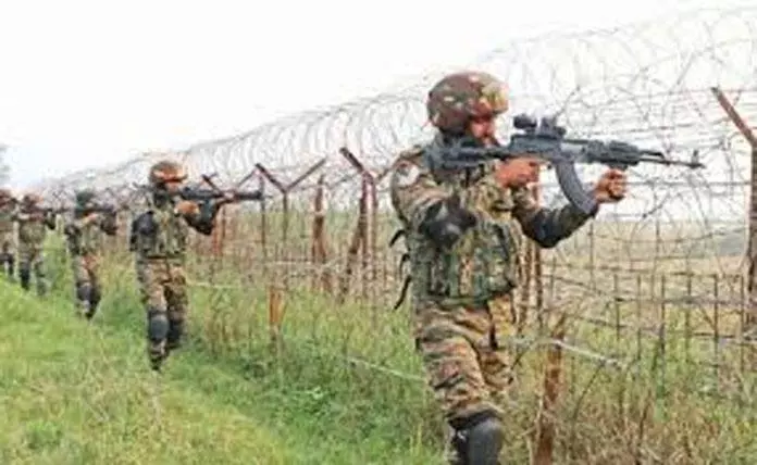 Jammu: पाकिस्तान ने नियंत्रण रेखा पर गोलीबारी जारी रखी Jammu: पाकिस्तान ने नियंत्रण रेखा पर गोलीबारी जारी रखी