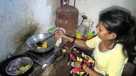 उज्ज्वला योजना ने बिहार के Muzaffarpur में दिव्यांग वीणा देवी की जिंदगी बदल दी उज्ज्वला योजना ने बिहार के Muzaffarpur में दिव्यांग वीणा देवी की जिंदगी बदल दी
