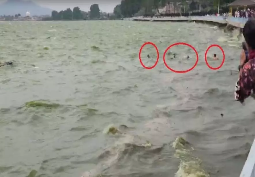BIG BREAKING: डल झील में बड़ा हादसा, एक और VIDEO आया सामने BIG BREAKING: डल झील में बड़ा हादसा, एक और VIDEO आया सामने
