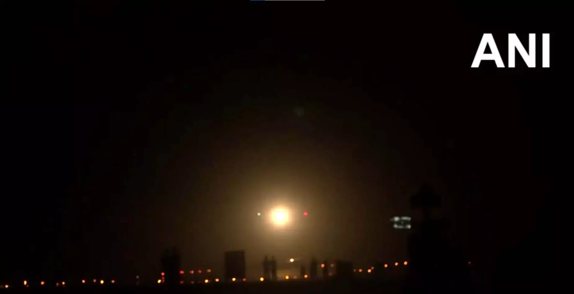 BIG BREAKING: भारत ने दिखाई अपनी ताकत, राफेल-सुखोई और जगुआर की हुई नाईट लैंडिंग BIG BREAKING: भारत ने दिखाई अपनी ताकत, राफेल-सुखोई और जगुआर की हुई नाईट लैंडिंग