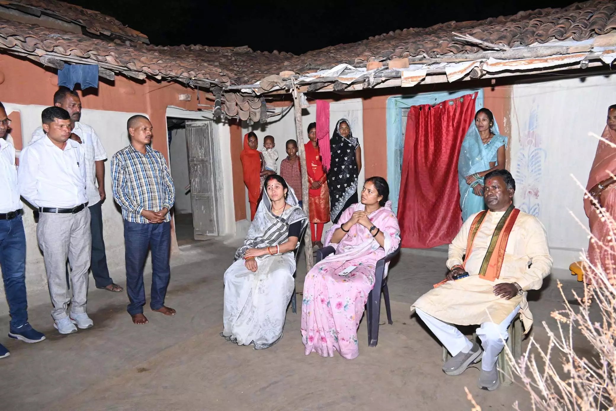 मासूम बेटी की हत्या से व्यथित मंत्री लक्ष्मी रजवाड़े पहुंचीं पीड़ित परिवार से मिलने मासूम बेटी की हत्या से व्यथित मंत्री लक्ष्मी रजवाड़े पहुंचीं पीड़ित परिवार से मिलने