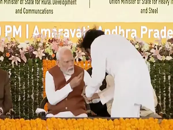 PM Modi ने अमरावती में आंध्र के उपमुख्यमंत्री पवन कल्याण को दी चॉकलेट PM Modi ने अमरावती में आंध्र के उपमुख्यमंत्री पवन कल्याण को दी चॉकलेट