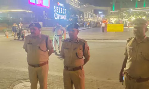 साउथ दिल्ली में पुलिस की मुस्तैदी, साकेत मॉल के बाहर सघन चेकिंग