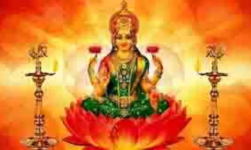 धर्म: शुक्रवार को इस विधि से करें मां लक्ष्मी की पूजा, दूर होगी दरिद्रता