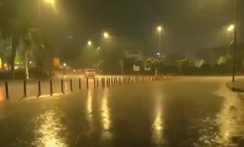 तेज हवाओं और भारी बारिश का कहर, मौसम विभाग ने जारी किया रेड अलर्ट, कई फ्लाइट्स पर पड़ा असर