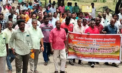 अन्नामलाई विश्वविद्यालय के शिक्षकों ने प्रतीक्षा-और-देखो विरोध प्रदर्शन, मई दिवस रैली में भाग लिया अन्नामलाई विश्वविद्यालय के शिक्षकों ने प्रतीक्षा-और-देखो विरोध प्रदर्शन, मई दिवस रैली में भाग लिया