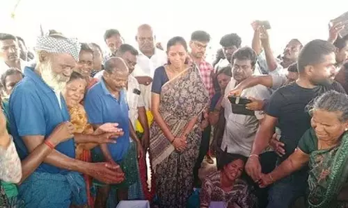 कोलकाता होटल अग्निकांड में मारे गए तीन लोगों के शवों को श्रद्धांजलि देते लोग