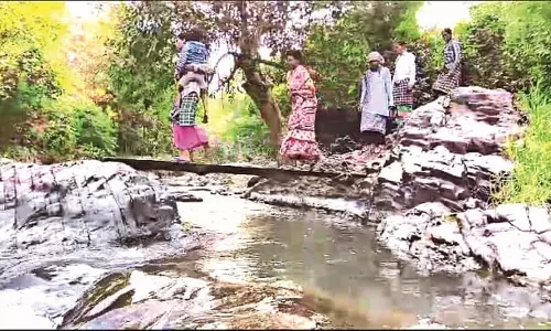 Odisha: कई गांव में सड़कों की कमी के कारण समस्याओं का सामना कर रहे ग्रामीण