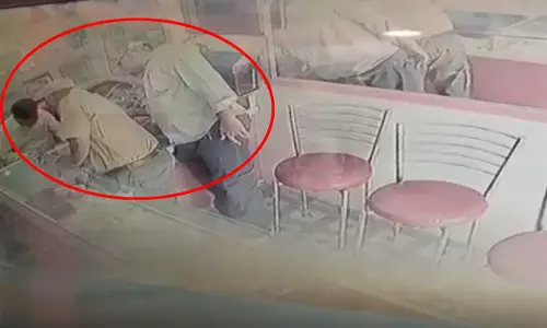 OMG! ज्वेलरी दुकान का LIVE वीडियो, खुद को थानेदार बताने वाले ने कांड कर दिया OMG! ज्वेलरी दुकान का LIVE वीडियो, खुद को थानेदार बताने वाले ने कांड कर दिया