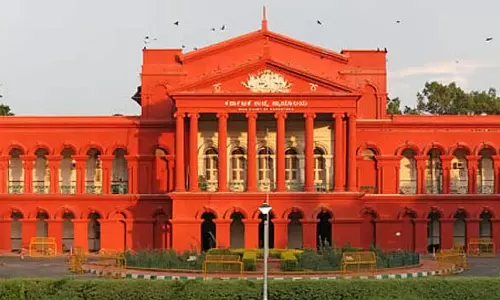 केंद्र सरकार ने विरोध के बीच कर्नाटक HC के 4 न्यायाधीशों के तबादले का आदेश दिया केंद्र सरकार ने विरोध के बीच कर्नाटक HC के 4 न्यायाधीशों के तबादले का आदेश दिया