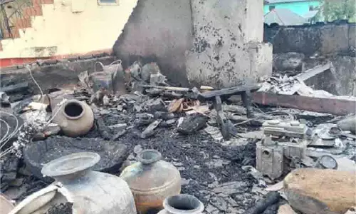 Hamirpur: आसमानी बिजली गिरने से मकान के कमरे जलकर राख Hamirpur: आसमानी बिजली गिरने से मकान के कमरे जलकर राख
