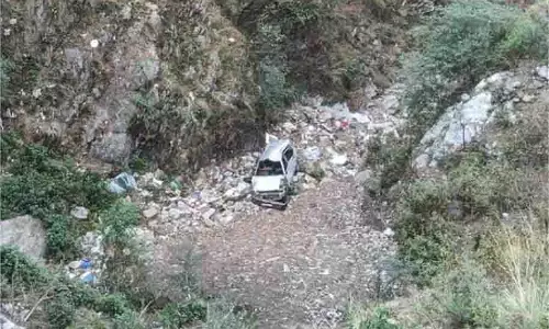 Himachal Pradesh: कार अनियंत्रित होकर गहरी खाई में गिरी, 2 लोगों की मौत