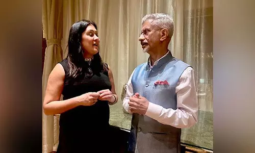 वेव्स शिखर सम्मेलन में जयशंकर ने ब्रिटिश संस्कृति मंत्री नंदी से की बातचीत