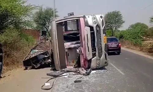 उज्जैन में बस पलटने से गर्भवती महिला समेत छह लोग घायल