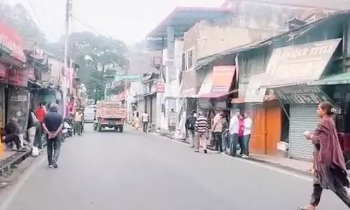 नाबालिग से दुष्कर्म मामला, सड़कों पर उतरे लोग, किया बंद का आह्वान