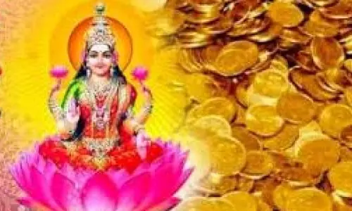 Maa Lakshmi को प्रसन्न करने के लिए शुक्रवार का व्रत कैसे रखें, जानिए उपाय