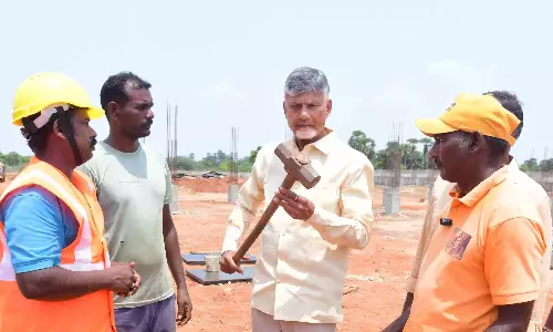 Andhra CM ने आत्मकुर में महत्वाकांक्षी औद्योगिक और कल्याण रोडमैप का अनावरण किया Andhra CM ने आत्मकुर में महत्वाकांक्षी औद्योगिक और कल्याण रोडमैप का अनावरण किया