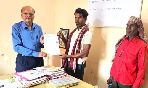 श्यामलाल को मिला श्रमिक पंजीयन कार्ड