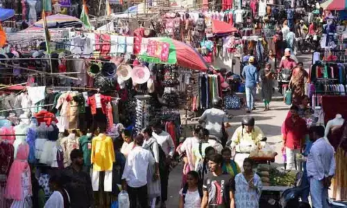 Hyderabad: सार्वजनिक स्थानों पर सुरक्षा मानदंडों की धज्जियां उड़ाई गईं Hyderabad: सार्वजनिक स्थानों पर सुरक्षा मानदंडों की धज्जियां उड़ाई गईं