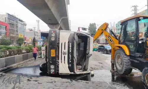 JNTU मेट्रो स्टेशन पर लदा ट्रक पलटा JNTU मेट्रो स्टेशन पर लदा ट्रक पलटा