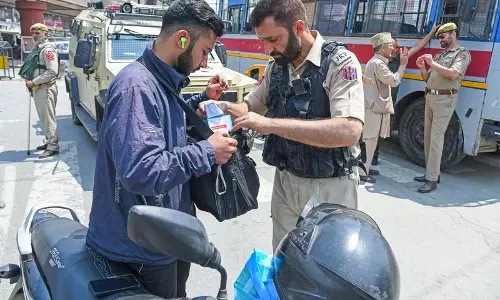 Jammu: पाक सेना ने लगातार सातवीं रात नियंत्रण रेखा पर संघर्ष विराम का उल्लंघन किया Jammu: पाक सेना ने लगातार सातवीं रात नियंत्रण रेखा पर संघर्ष विराम का उल्लंघन किया
