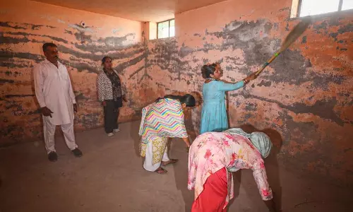 Jammu: सीमा पार से गोलाबारी से सीमावर्ती ग्रामीणों में भय की यादें ताज़ा हो गई Jammu: सीमा पार से गोलाबारी से सीमावर्ती ग्रामीणों में भय की यादें ताज़ा हो गई