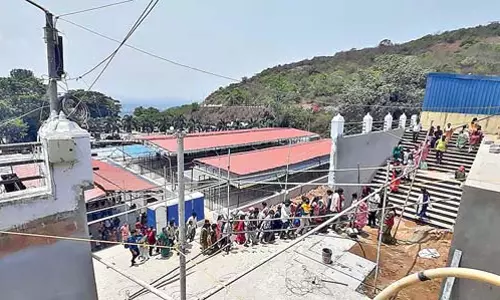Simhachalam : यह दीवार बिना किसी डिजाइन या योजना के बनाई गई