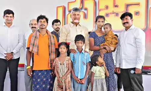 CM Chandrababu ने नरमपेटा मंच पर स्वर्ण परिवार का महत्व समझाया