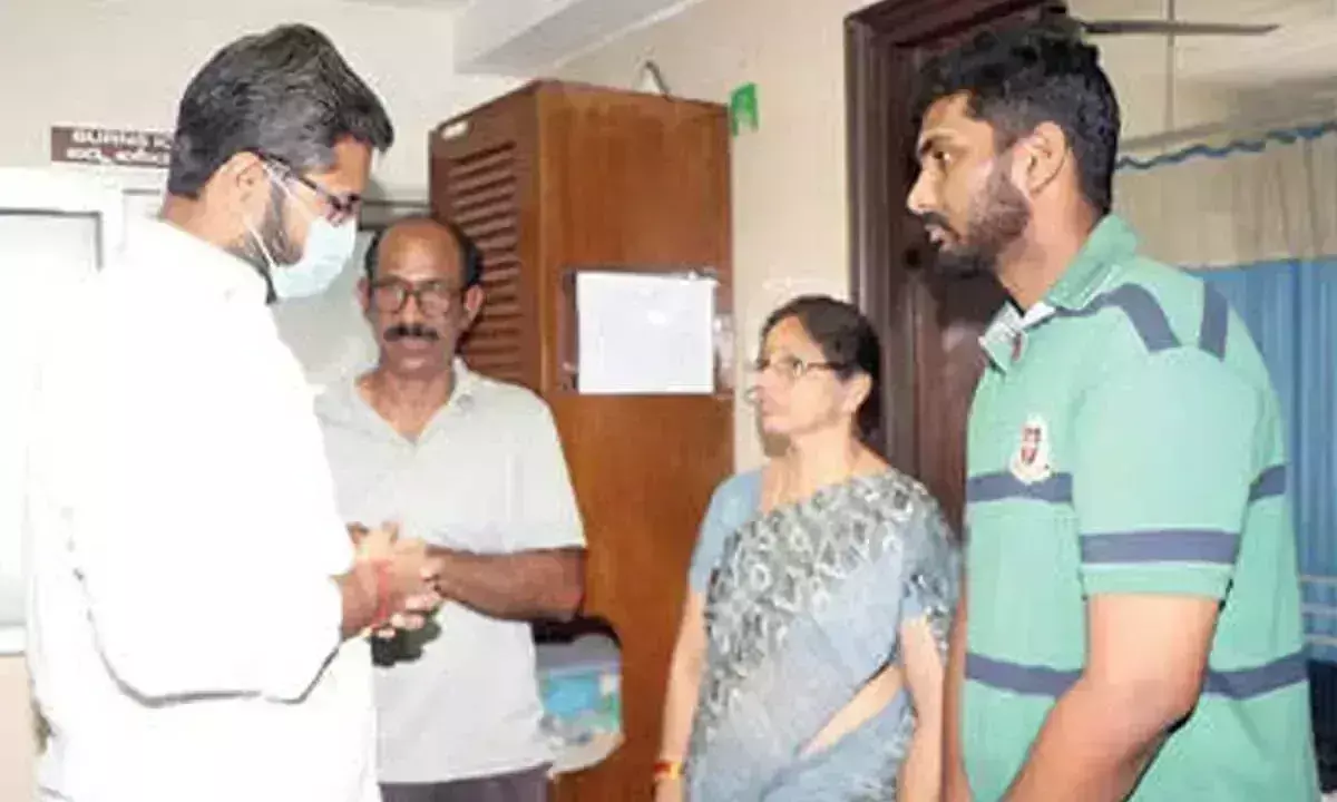 Andhra: सांसद ने वीएसपी दुर्घटना पीड़ित से मुलाकात की