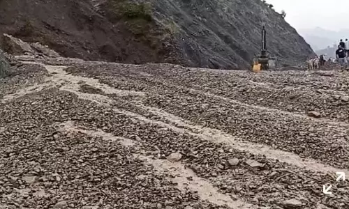 Ramban में भूस्खलन के बाद जम्मू-श्रीनगर राजमार्ग पर यातायात रोका गया Ramban में भूस्खलन के बाद जम्मू-श्रीनगर राजमार्ग पर यातायात रोका गया