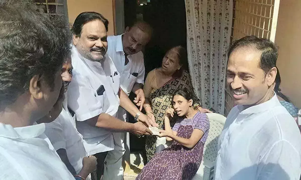 Andhra: विधायक ने पेंशन वितरित की