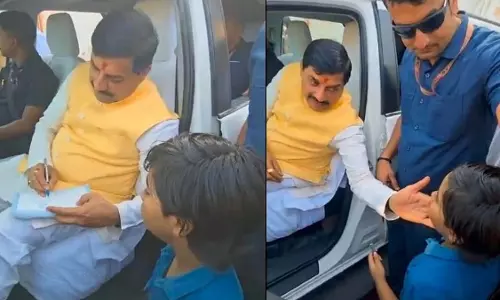 MP CM : अपने ऑटोग्राफ के लिए बेसब्री से इंतजार कर रहे कक्षा 2 के बच्चे के लिए काफिला रोका MP CM : अपने ऑटोग्राफ के लिए बेसब्री से इंतजार कर रहे कक्षा 2 के बच्चे के लिए काफिला रोका