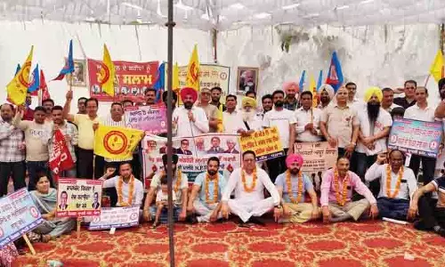 OPS के विरोध में मई दिवस पर मंत्री कार्यालय के सामने धरना OPS के विरोध में मई दिवस पर मंत्री कार्यालय के सामने धरना
