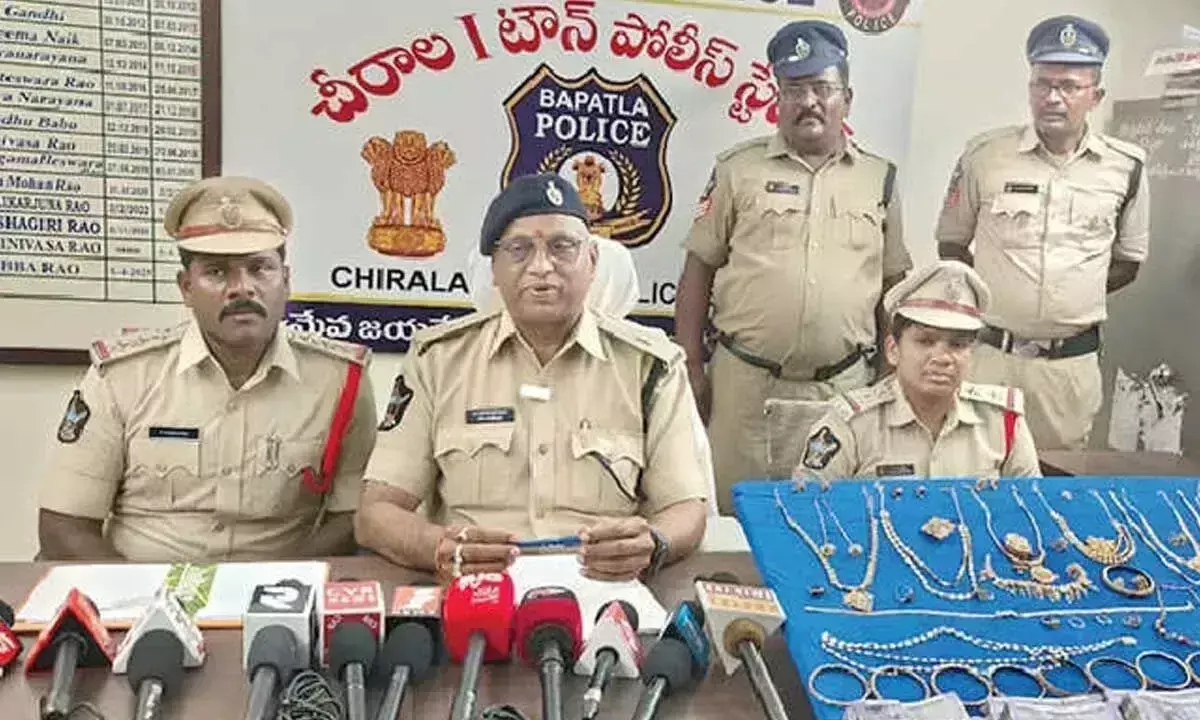 Andhra: दो लोग गिरफ्तार, चोरी का सोना और नकदी बरामद Andhra: दो लोग गिरफ्तार, चोरी का सोना और नकदी बरामद