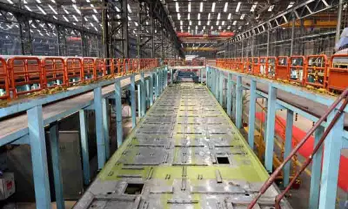 RCF कर्मियों ने मई दिवस पर श्रद्धांजलि अर्पित की