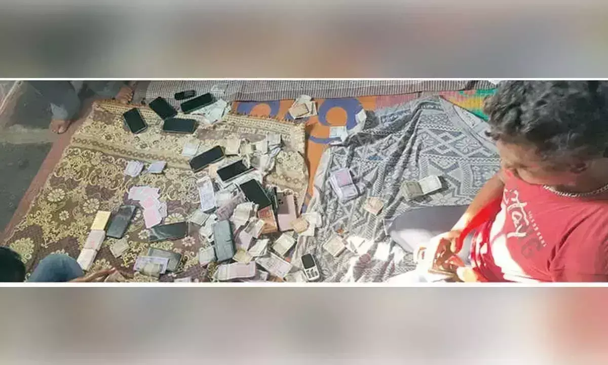 Andhra: पुलिस ने नकदी और मोबाइल फोन जब्त किए; 29 गिरफ्तार